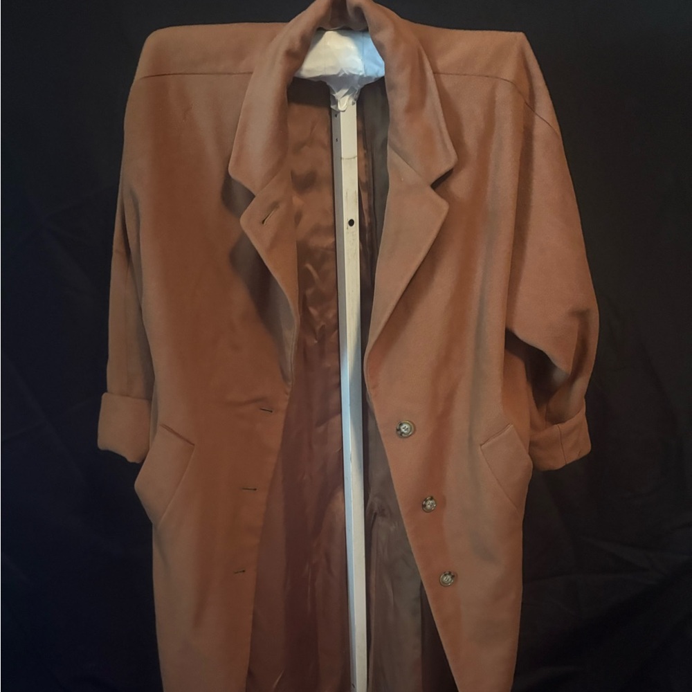 Calvin Klein wool overcoat with Satin Fabric inside has damen sleeves.